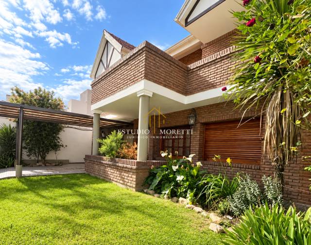 CASA DE 5 DORMITORIOS CON PILETA - MACROCENTRO RIO CUARTO